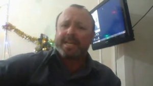 Сувенир , на русском исполняет Владимир