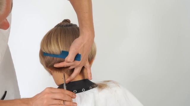 Современная классика / объемна стрижка с дисконекцией . смотреть онлайн