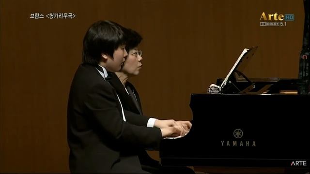 Seong-Jin Cho & Soo-Jung Shin : Brahms Hungarian Dances No.1, 2, 5 for 4 Hands (20090518 Seoul) смотреть онлайн