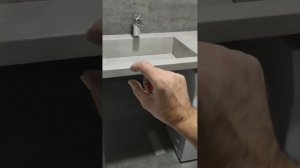 Столешница в ванную комнату с раковиной из искусственного камня.