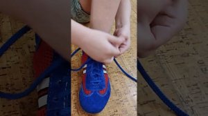 как научить ребёнка завязывать шнурки / ребёнок сам завязывает шнурки / Как завязать шнурки