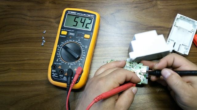 Как защитить электроприборы от перепадов напряжения в сети , Барьер- 40 А смотреть онлайн