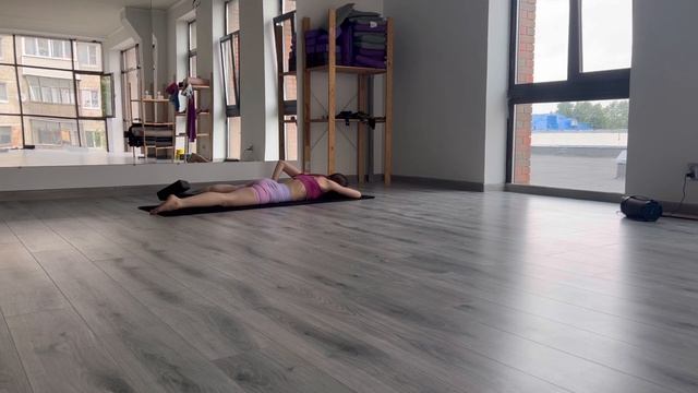 Практика йоги на все тело, с акцентами на улучшение гибкости задней линии ног и спины. смотреть онлайн