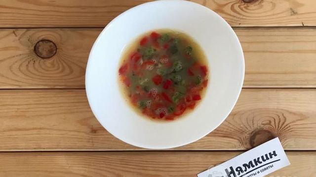 Мясной рулет из фарша с начинкой из яичного блина с болгарским перцем и горошком