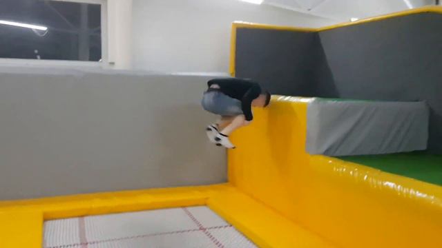 Parkour в Батутном Парке😨 смотреть онлайн