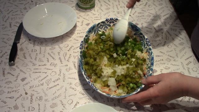 САЛАТ ДЕРЕВЕНСКИЙ.ОЧЕНЬ ПРОСТ, ВКУСНЫЙ.РОДОМ ИЗ ДЕТСТВА. смотреть онлайн