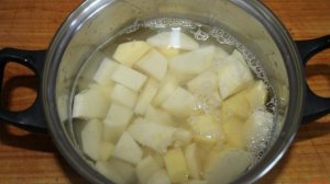 Картофельное пюре с жареным салом и чесноком