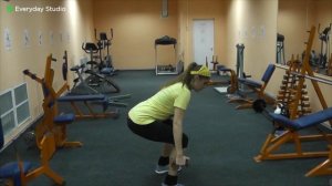Классические приседания с весом собственного тела или с гантелями