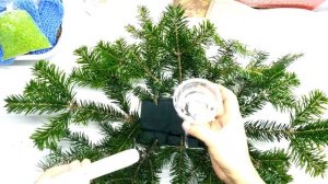 Новогодняя композиция из живых еловых веток