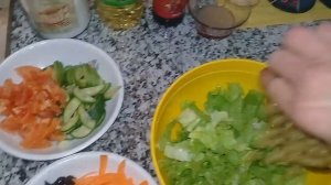 Салат из "листьев салата и зеленого горошка". ? Хорошо подойдет тем кто сидит на диете.