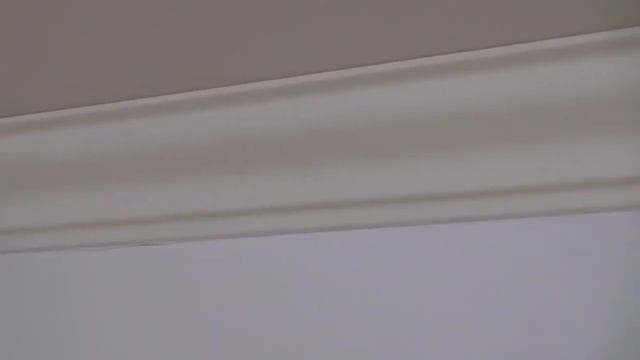 Как приклеить плинтус багет к натяжному потолку смотреть онлайн