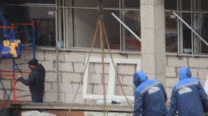 Автокран разгружает фуру на стройке видео.