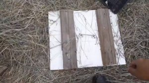 Самодельный тюковщик сена из старых дверей.