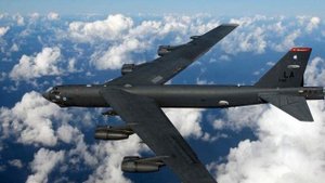 Стратегический бомбардировщик B-52H с ливнем искр идущих из гондолы самолёта попал на фото