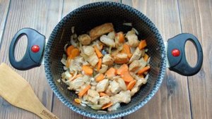 Картошка со свининой, тушенная в кастрюле