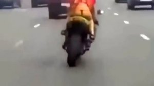 Догнали мы тебя!!! девушка в юбке на мотоцикле