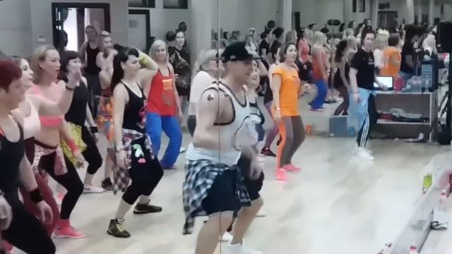 Zumba-fitnes в Сургуте с Сергеем Побегаловым 26.02.17 смотреть онлайн