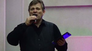 Песня про дельфинов исполняет Владимир Александров