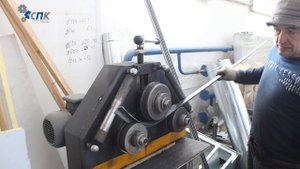 Фланцегиб. Гибка уголка 25х25 D400 на профилегибе.