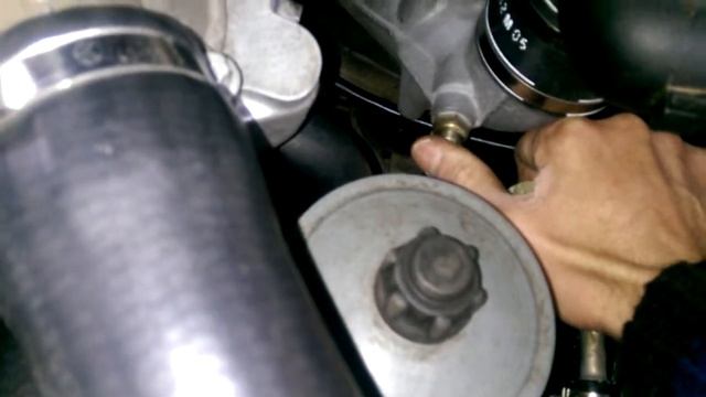 отсоединяем шланги по впускному коллектору 2 смотреть онлайн