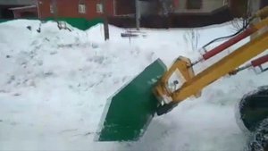 Самодельный мини-погрузчик в работе.