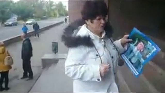 Одинокая женщина целует плакат смотреть онлайн