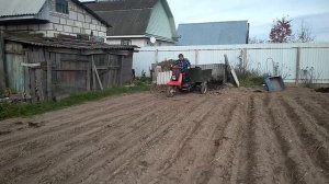 Мотороллер "МУРАВЕЙ-2" развожу навоз по участку.