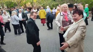 "ТЕЩА"... звучит на танцполе в Гомельском парке...30.04.2023года.