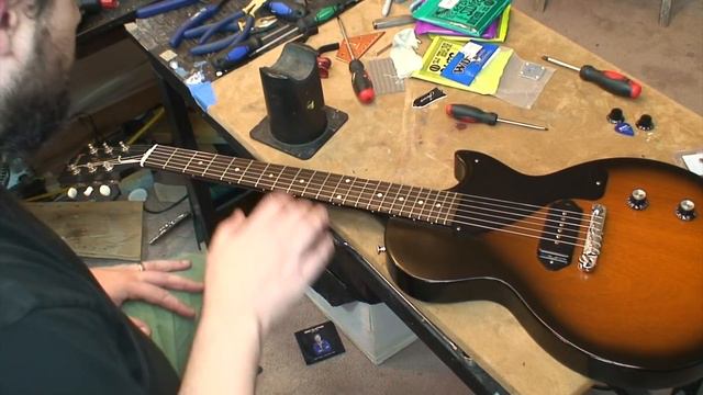 2011 Gibson Les Paul Jr: Dummy-Proof Guitars Mods смотреть онлайн