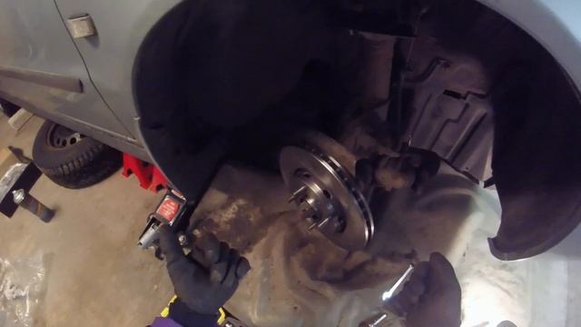 Volvo S40 i - Замена дисков и колодок, смазка направляющих. Старые колодки сносились полностью