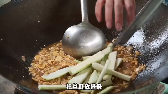 小雨爆炒一鍋香辣魷魚，海椒裡頭找魷魚，麻辣鮮香超過癮 #市民朱小雨