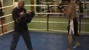 Сдвоенные удары ногами, Бату Хасиков