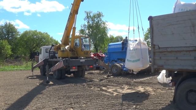 Посевная компания 2022 в разгаре: Трактор RSM 3575 c Farmet Falcon высевает ячмень смотреть онлайн