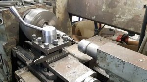 Ремонт вала насоса на токарном станке.