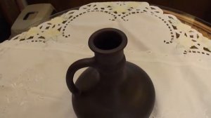 Глиняный кувшин с резьбой