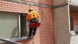 Установка наружного блока кондиционера слева от окна 1
