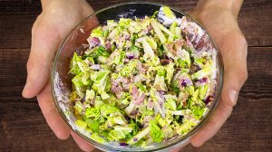 Легкий салат с тунцом! Я никогда не устану есть этот вкусный салат!