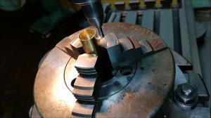 Работа на поворотном столе, изготовление оптической пружины.
