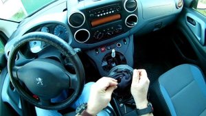 Замена чехла ручки КПП Peugeot Partner / Replacement of a cover of the handle of the Peugeot Partne