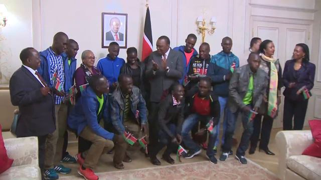 President Uhuru Kenyatta congratulates Paris marathon winners. смотреть онлайн