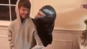 Страшный костюм Венома  на Хеллоуин)))