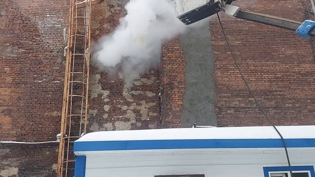 Резка гигантской сосульки лазером