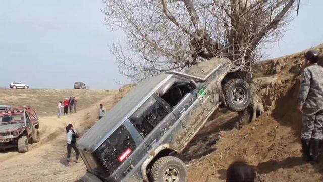 как правильно залезть на дерево на джипе смотреть онлайн