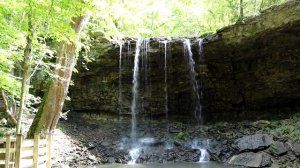 Небольшой водопад в лесу