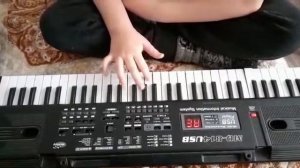 Мелодия из игры в калмара на игрушечном синтезаторе