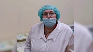 Полицейский доставил в больницу студентку колледжа, которая потеряла сознание на улице