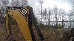 Копаю котлован на экскаваторе погрузчике CAT 432E