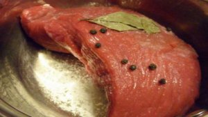 Салат с говядиной, редькой и жареным луком