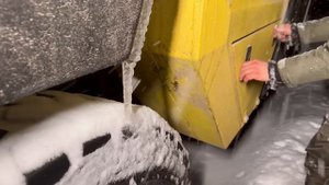 КЕМПИНГ С ГРУЗОВИКОМ-КАРАВАНОМ С ПЕЧЬЮ В СИЛЬНОМ СНЕГЕ