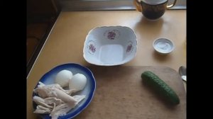 Салат из огурца и отварной куриной грудки. Диетический(для больных панкреатитом).